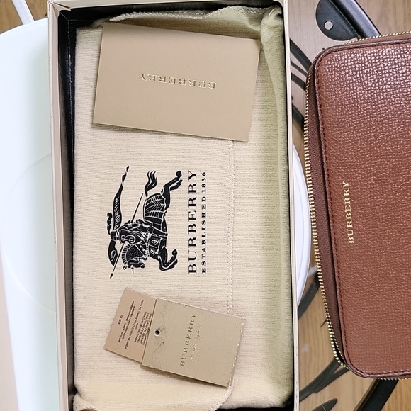 Like New Burberry House Check Derby Leather Elmore Wallet - Picture 4 of 12